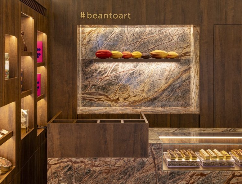 Витрина с какао-бобами и надписью beantoart Chocolat Du Jour