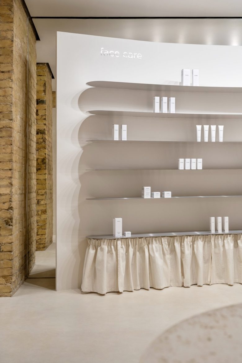 Витрина с косметикой PLEKA Professional Cosmetics Showroom