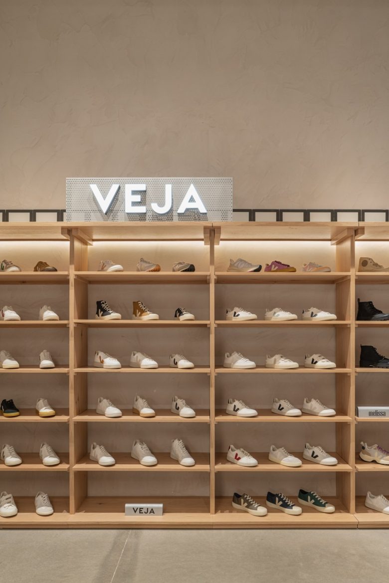 Витрина с кроссовками Veja крупным планом Story Eilat store