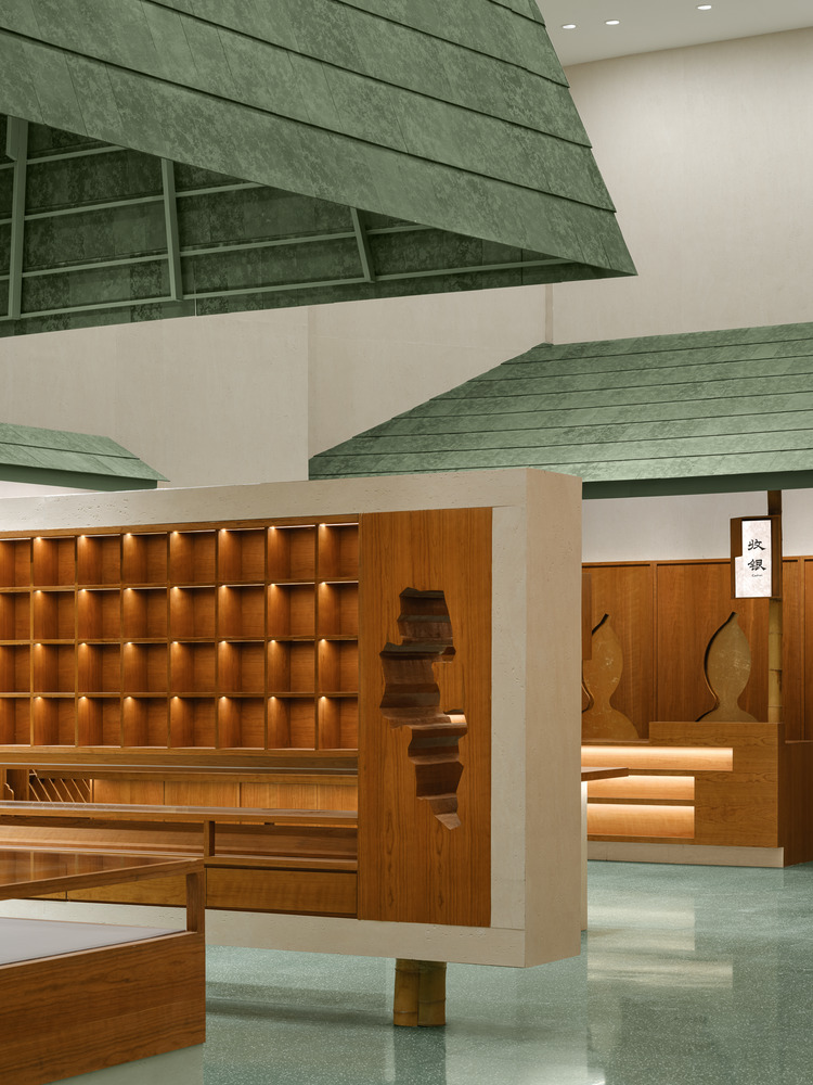 Витрина с нишами и декоративной панелью в магазине XIEZI