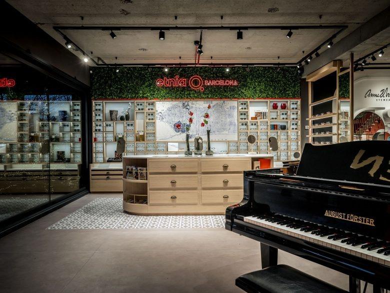 Витрина с очками и пианино Frits van den Bosch