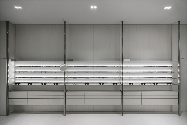 Витрина с очками у стены Glass Star store