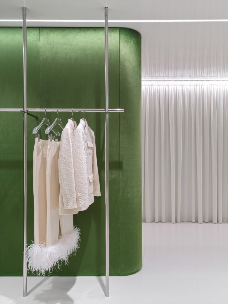 Витрина с одеждой на фоне зеленых стен CHOUX store