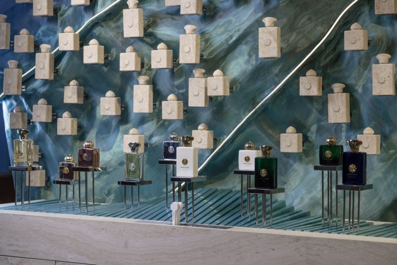 Витрина с парфюмерией на художественном фоне AMOUAGE