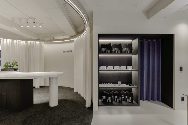 Витрина с продукцией и примерочная зона Self Maker Showroom