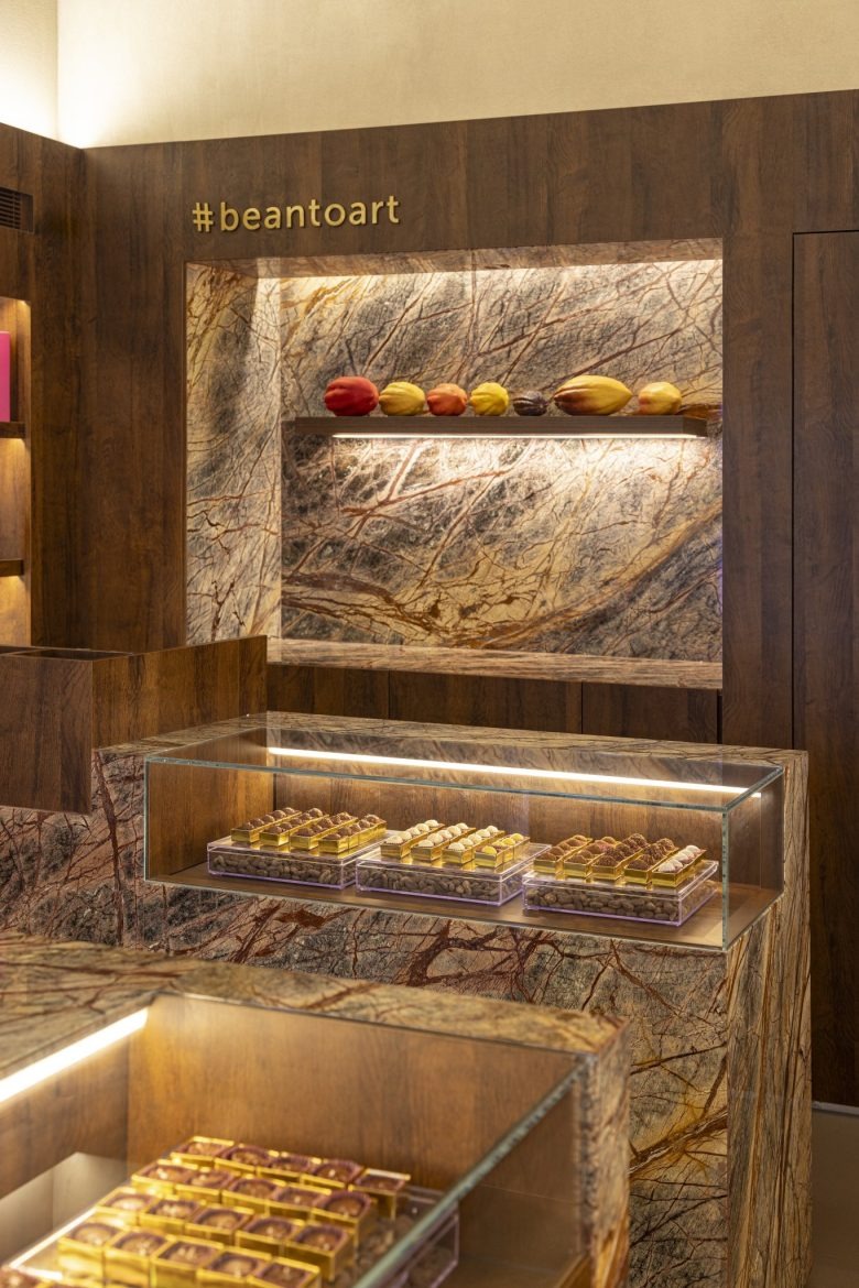 Витрина с шоколадом и какао-бобами Chocolat Du Jour