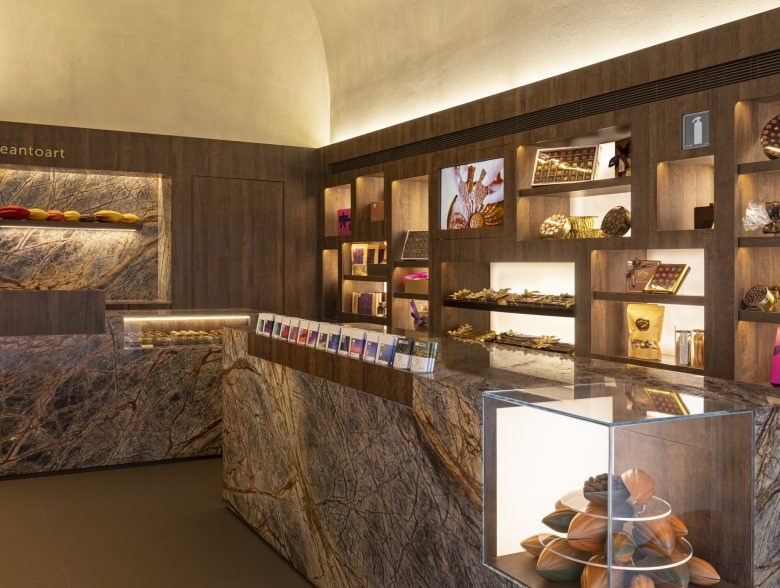 Витрина с шоколадом и каменным прилавком Chocolat Du Jour