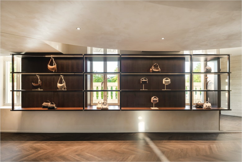 Витрина с сумками на деревянных стеллажах Polène store