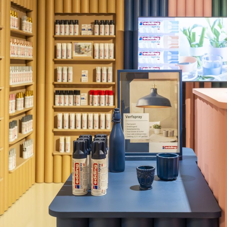Витрина с товарами бренда Edding Transforming the everyday with Edding