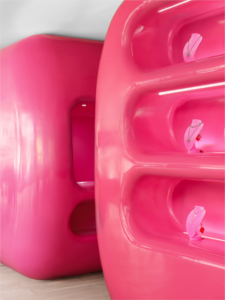 Витрина с товаром вблизи Viva La Vika x CHOUX store