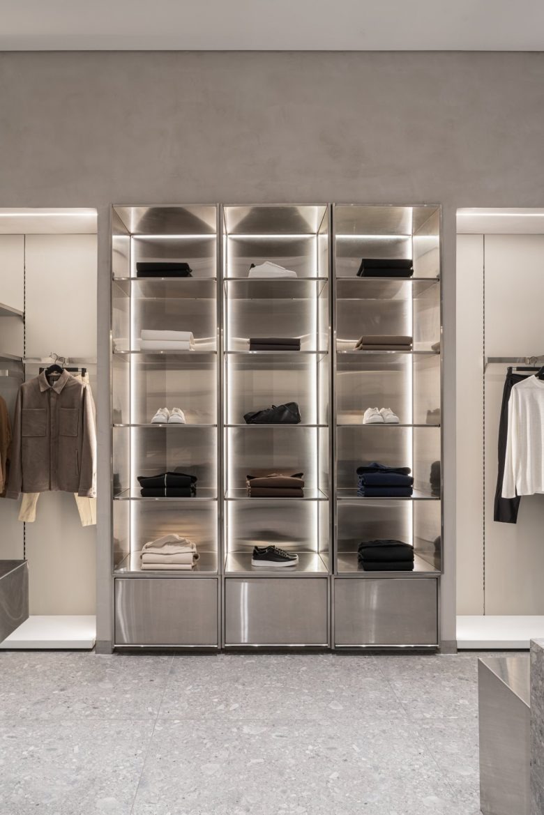 Витрины из нержавеющей стали с одеждой и обувью SEBO – Minimalism Meets Technology