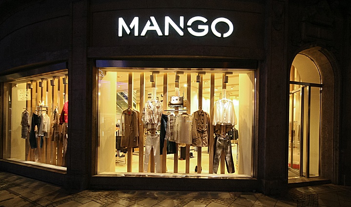 Шикарное оформление витрины магазина MANGO в Германии