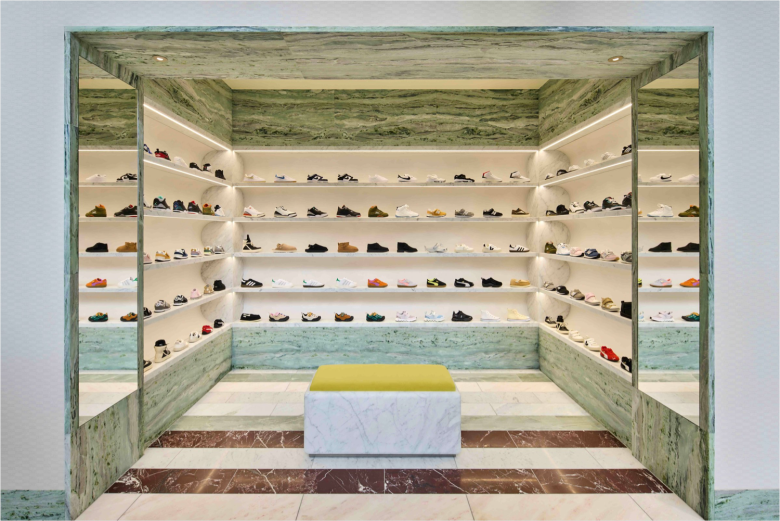 Витрины с обувью KITH flagship store