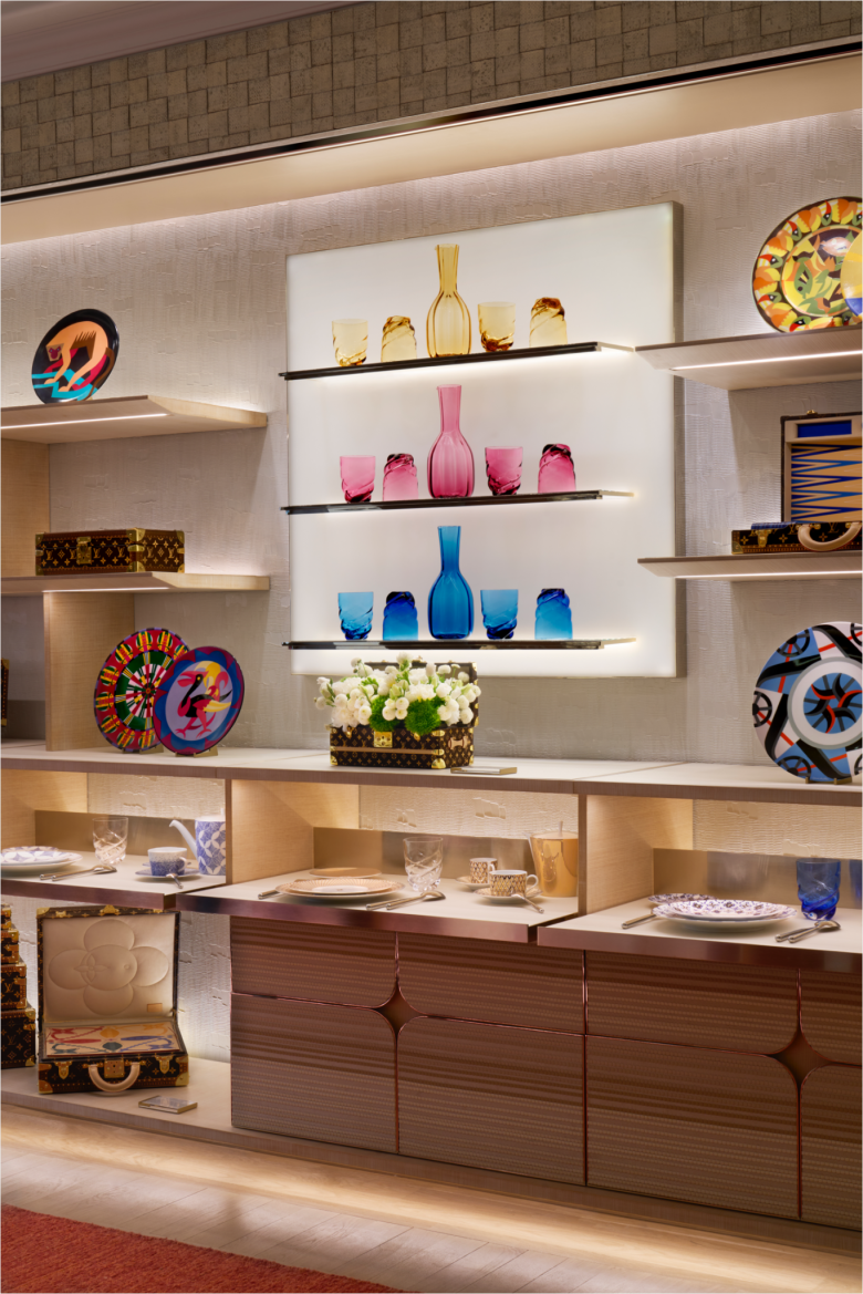 Витрины с посудой Louis Vuitton store