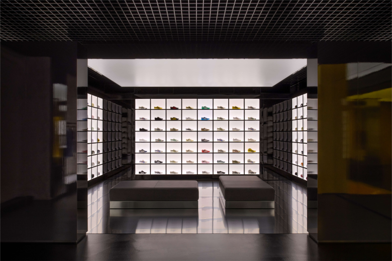 Витрины с продукцией Onitsuka Tiger store