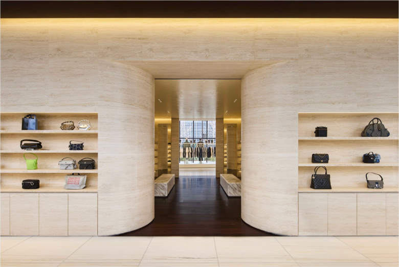 Витрины с сумками KITH flagship store