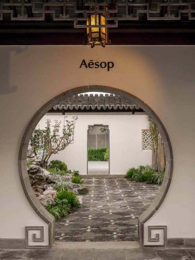 Внутренний двор магазина Aesop