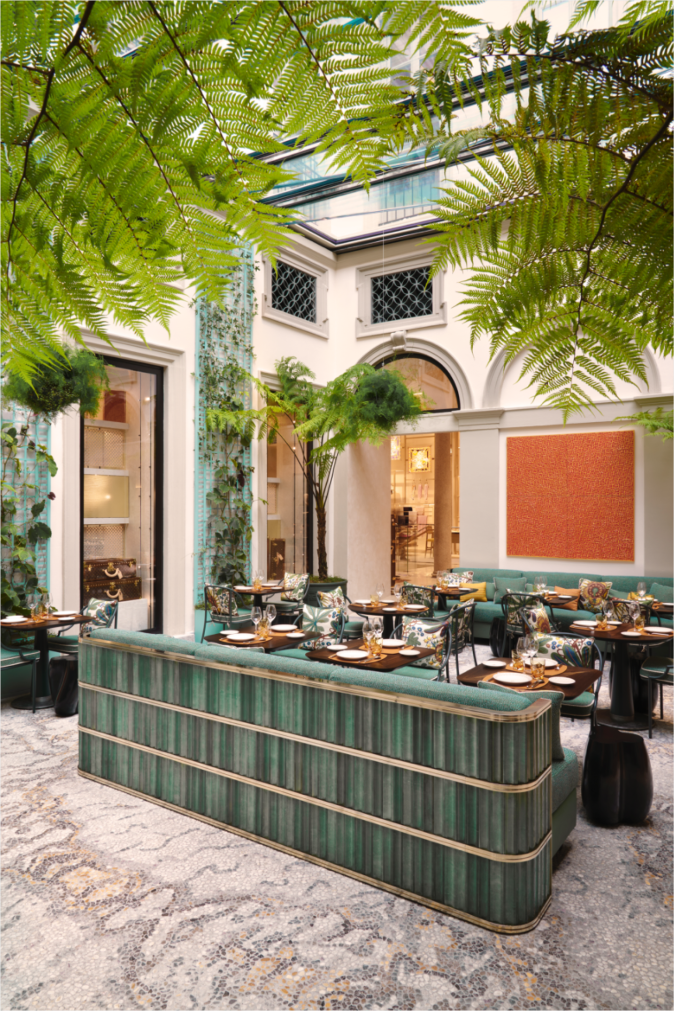 Внутренний двор ресторана с зеленью Louis Vuitton store