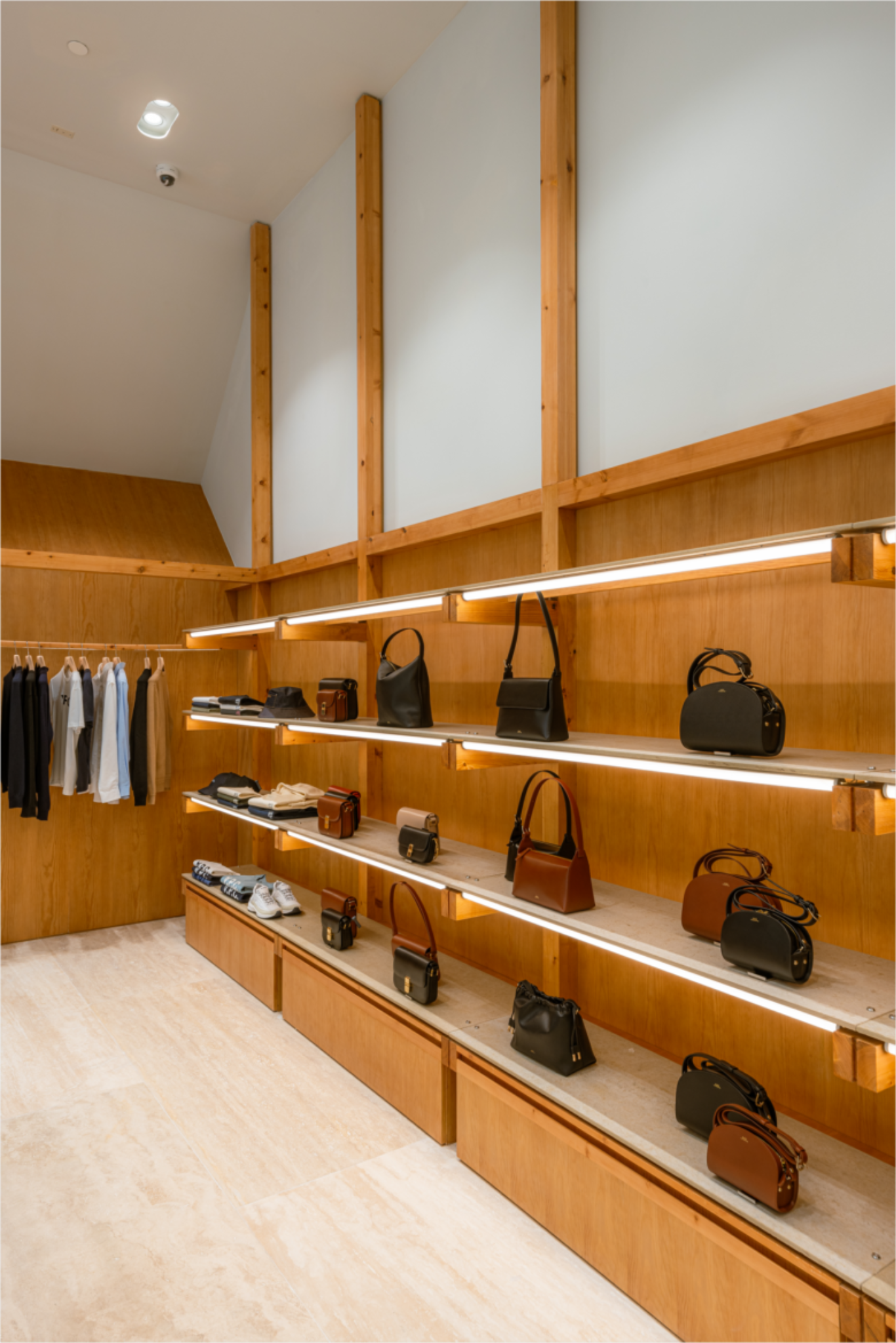 Витрина у стены с подсветкой A.P.C. store