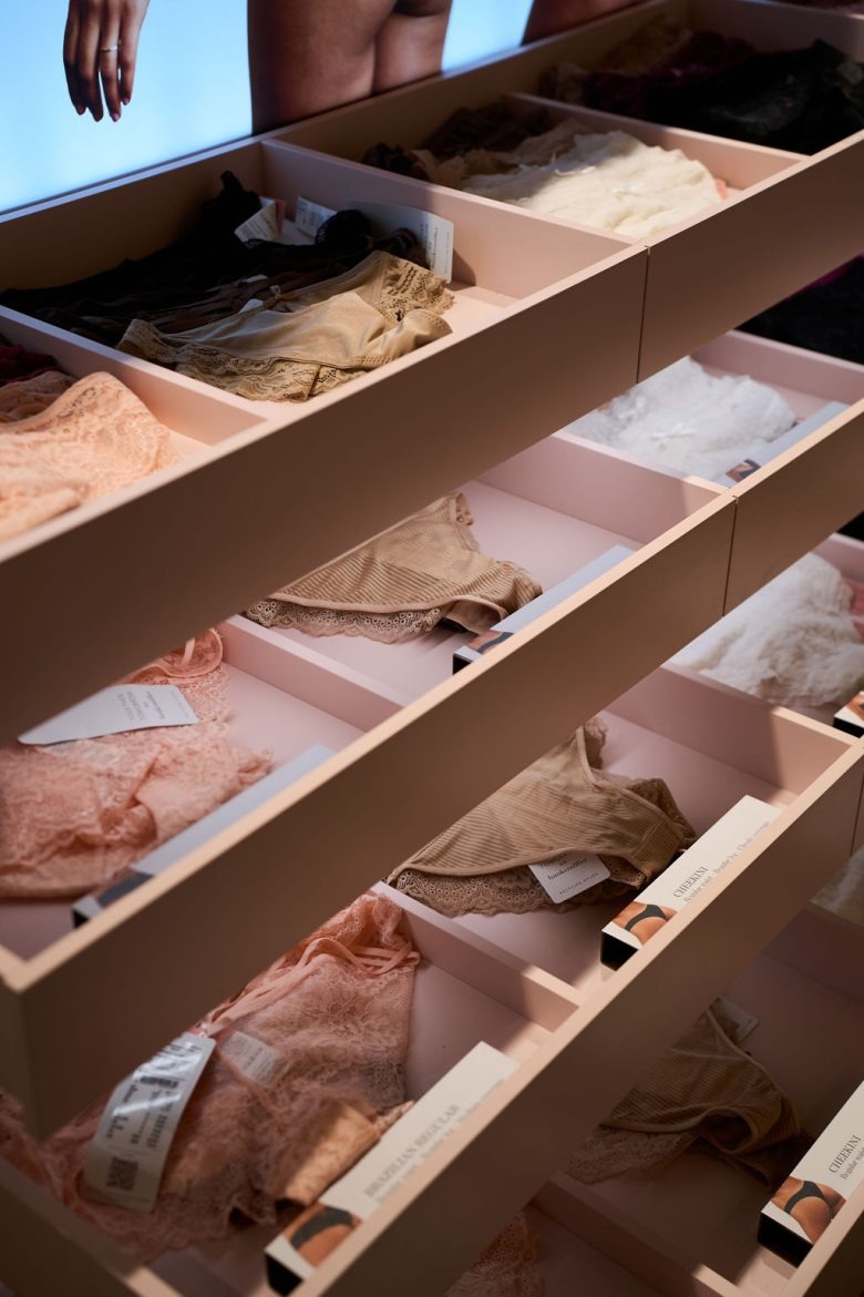 Выдвижные ящики с нижним бельем Hunkemöller new retail concept