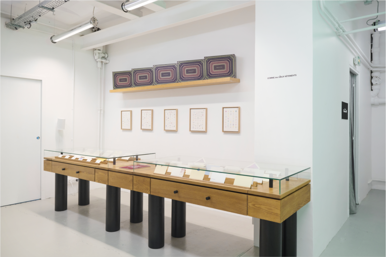 Выставочное пространство магазина с витриной и экспонатами Words Sounds Colours Shapes