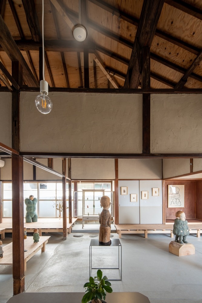 Выставочное пространство с деревянными колоннами Gallery Katachi