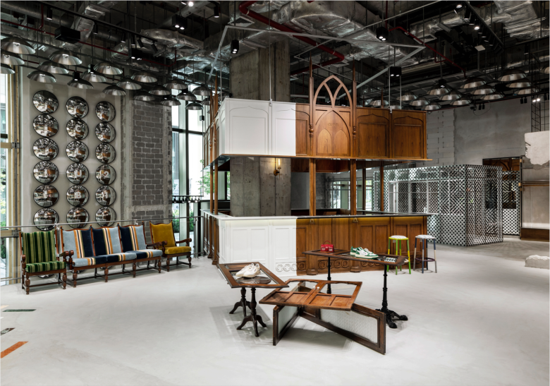 Выставочный зал с бело-коричневой витриной Club 21 flagship store