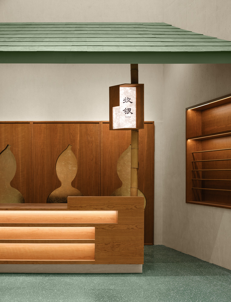 Вывеска касса и деревянная стойка в магазине XIEZI