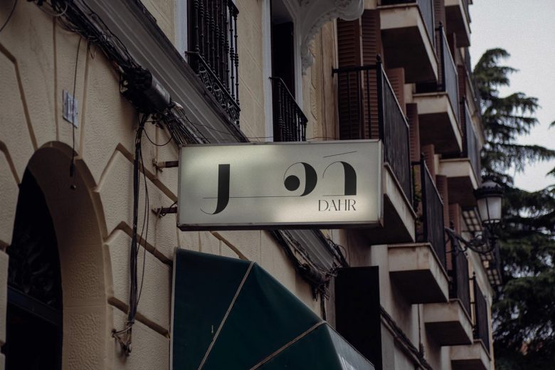 Вывеска Магазина Бренда DAHR На Улице