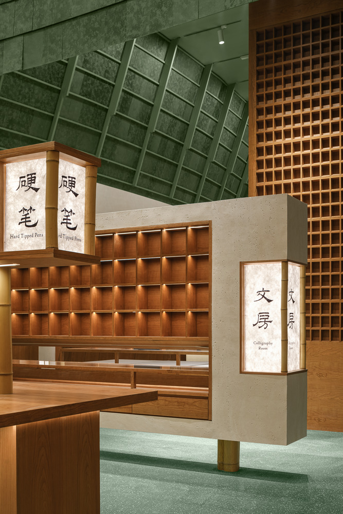 Вывеска зал каллиграфии и полки в магазине XIEZI