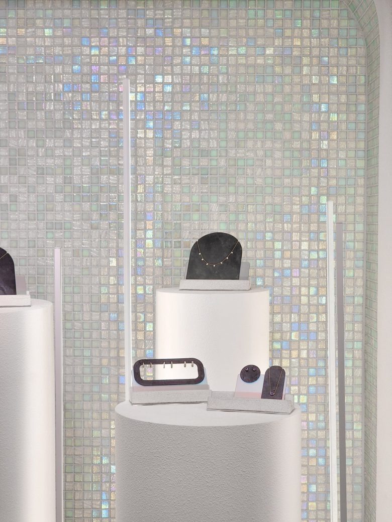 Ювелирные изделия на круглых подиумах на фоне мозаики AREMAR jewelry Showroom