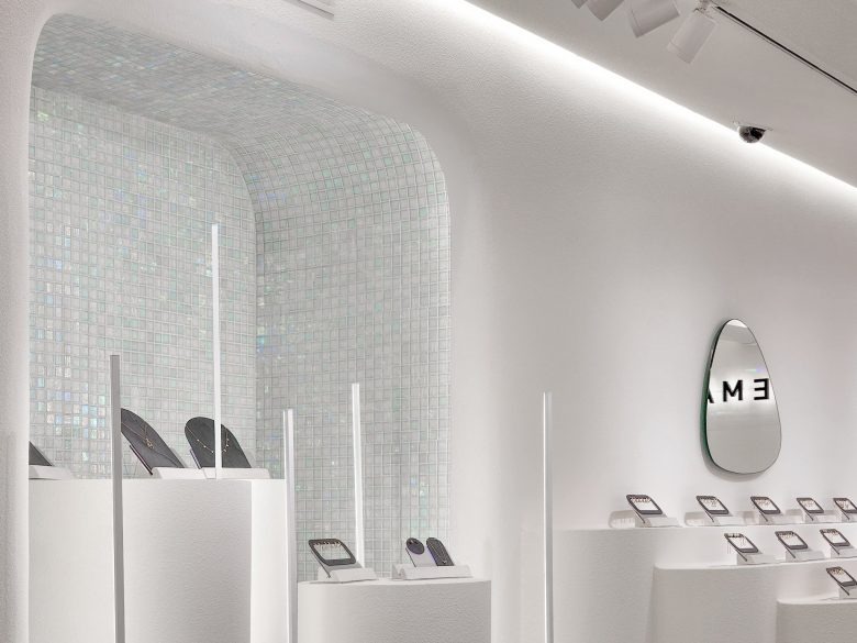 Ювелирные витрины и мозаичная ниша в интерьере AREMAR jewelry Showroom