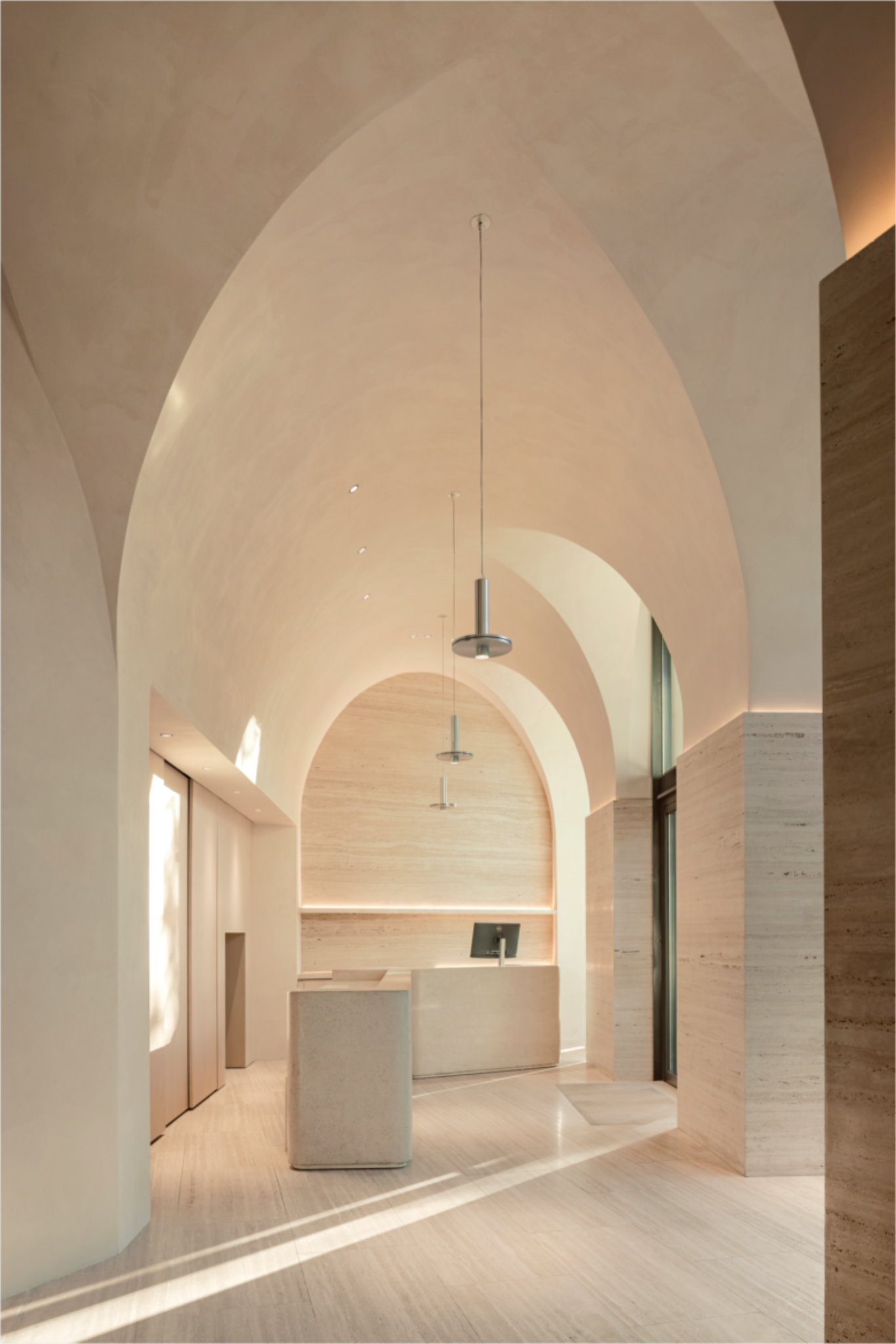 Зал магазина с каменными нишами Polène store