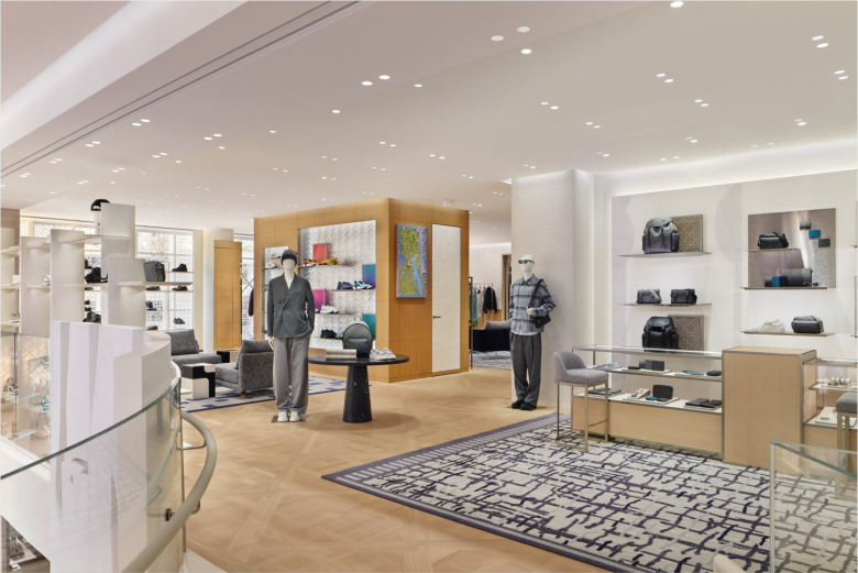 Зал с аксессуарами и манекенами Dior store