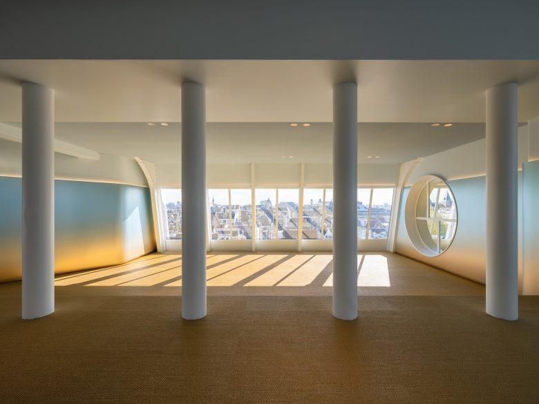 Зал с круглыми окнами NIO House Amsterdam