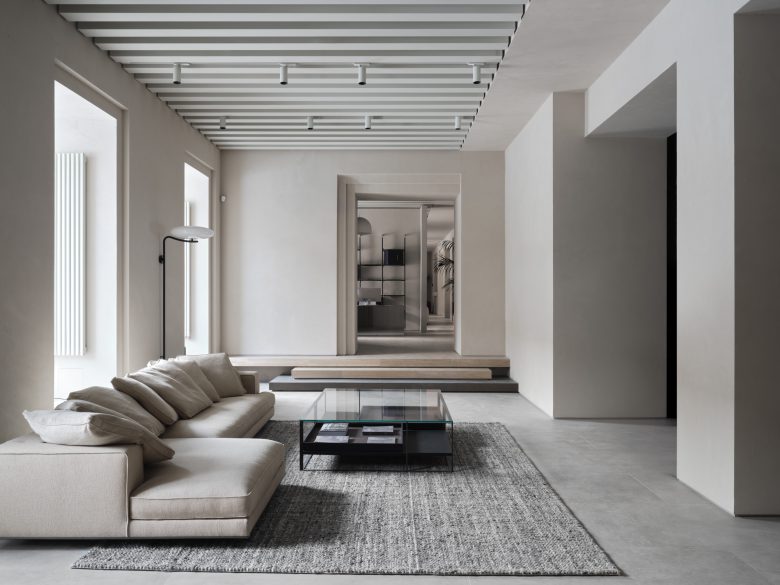 Зал с мягким диваном и стеклянным столиком Luxury furniture store Trio-Interior