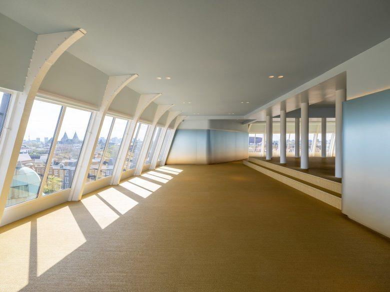 Зал с окнами NIO House Amsterdam