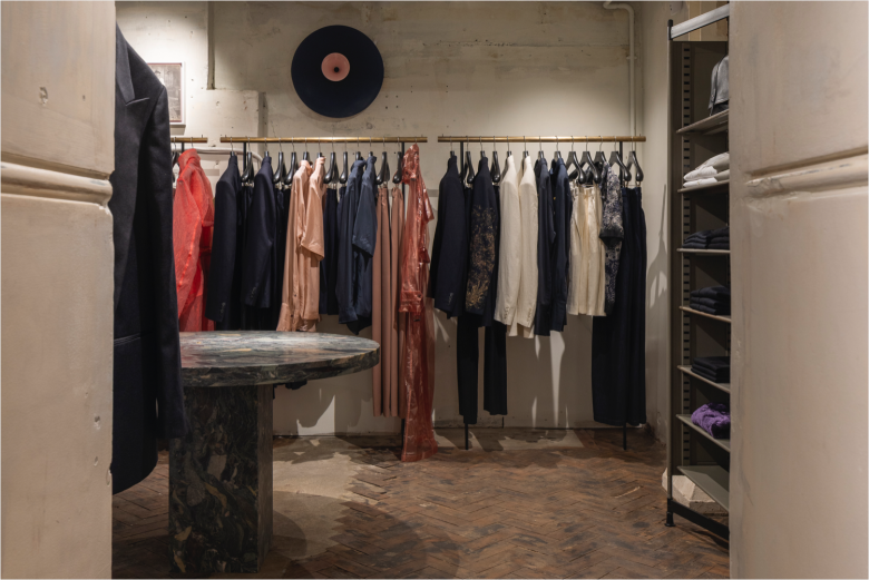 Зал с рейлами и мраморным столом Dries Van Noten store