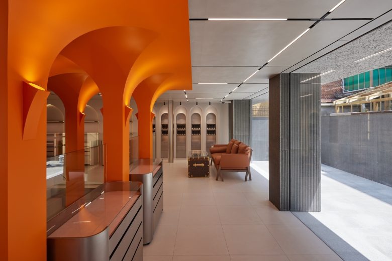 Зал с витринами и диваном Yongsan Francoreen HQ