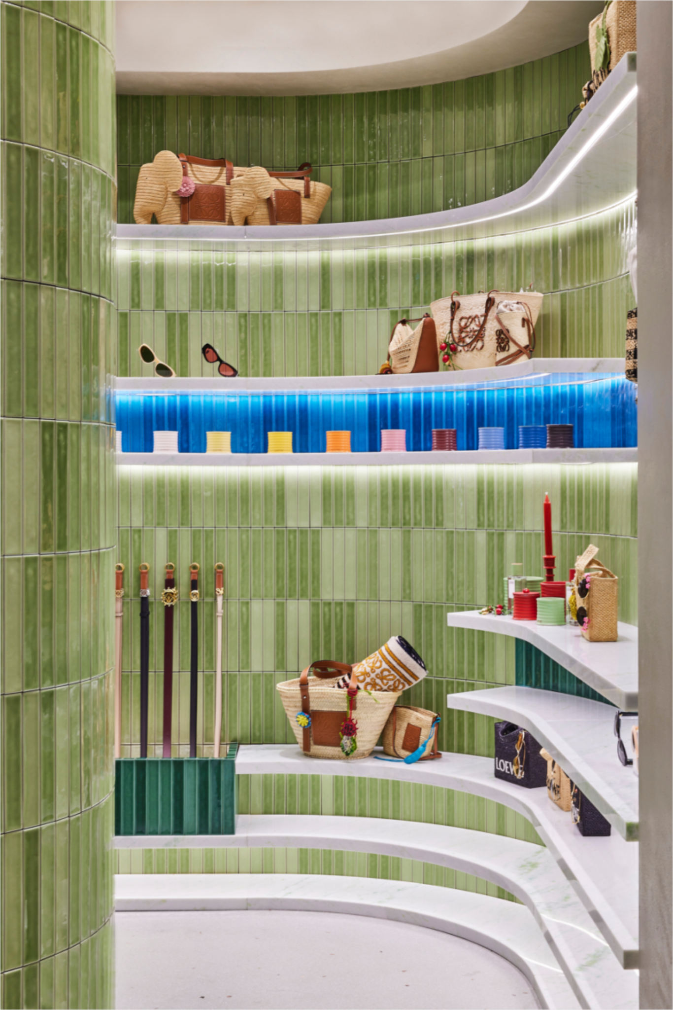 Зеленая плитка и полки с аксессуарами Loewe