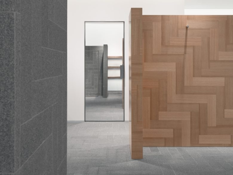 Зеркало и деревянная перегородка в интерьере A SURNAME store