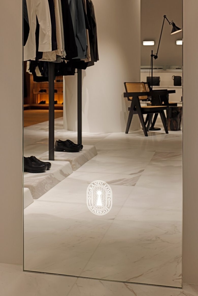 Зеркало и пространство бутика Le GRAND CLOSET de PARIGOT _ MAN Le GRAND CLOSET de PARIGOT _ MAN