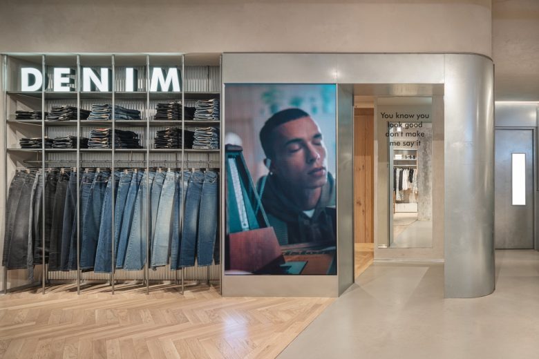 Зона денима с цифровым экраном в интерьере магазина Story Eilat store