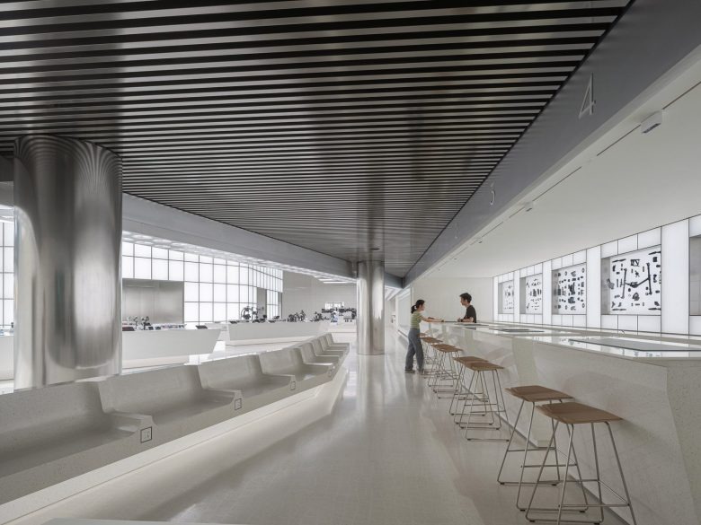 Зона консультации с барной стойкой DJI flagship store