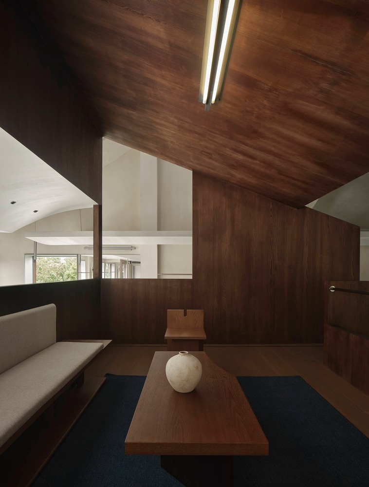 Зона отдыха с деревянной мебелью и декоративным столом Moment Boutique Store