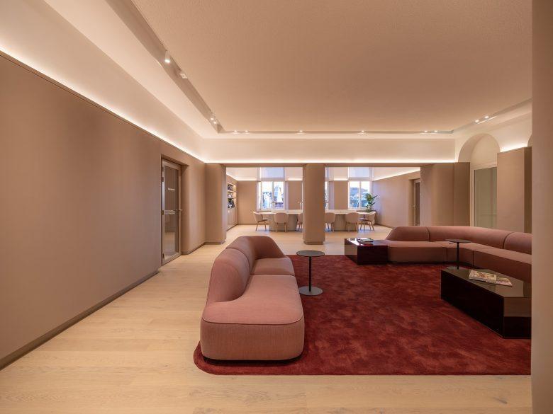 Зона отдыха с диваном NIO House Amsterdam