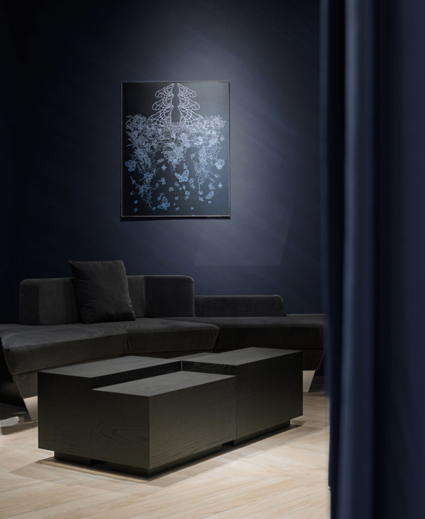 Зона отдыха с диваном и художественным панно MITHRIDATE store