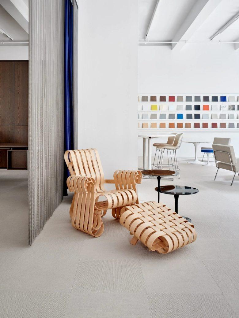 Зона отдыха с креслом Knoll flagship showroom