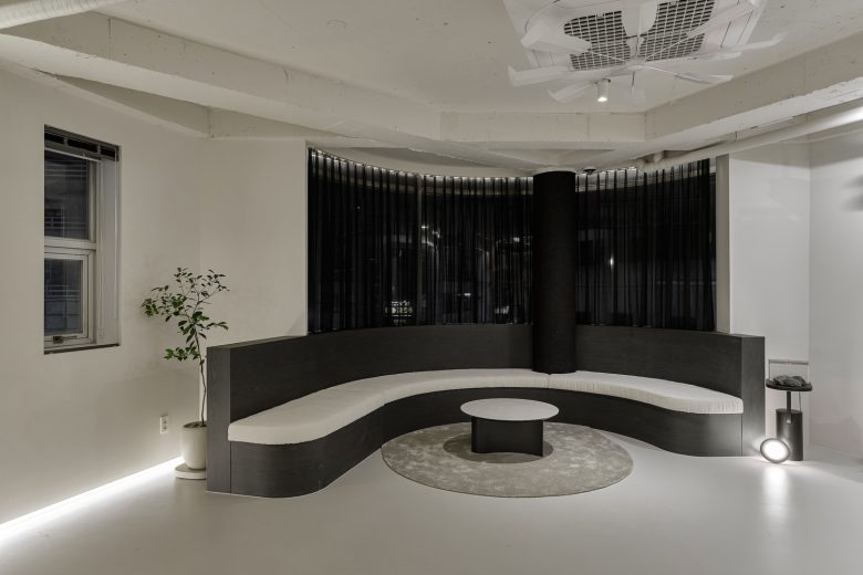 Зона отдыха с полукруглым диваном Self Maker Showroom