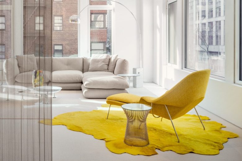 Зона отдыха с желтым креслом и ковриком Knoll flagship showroom